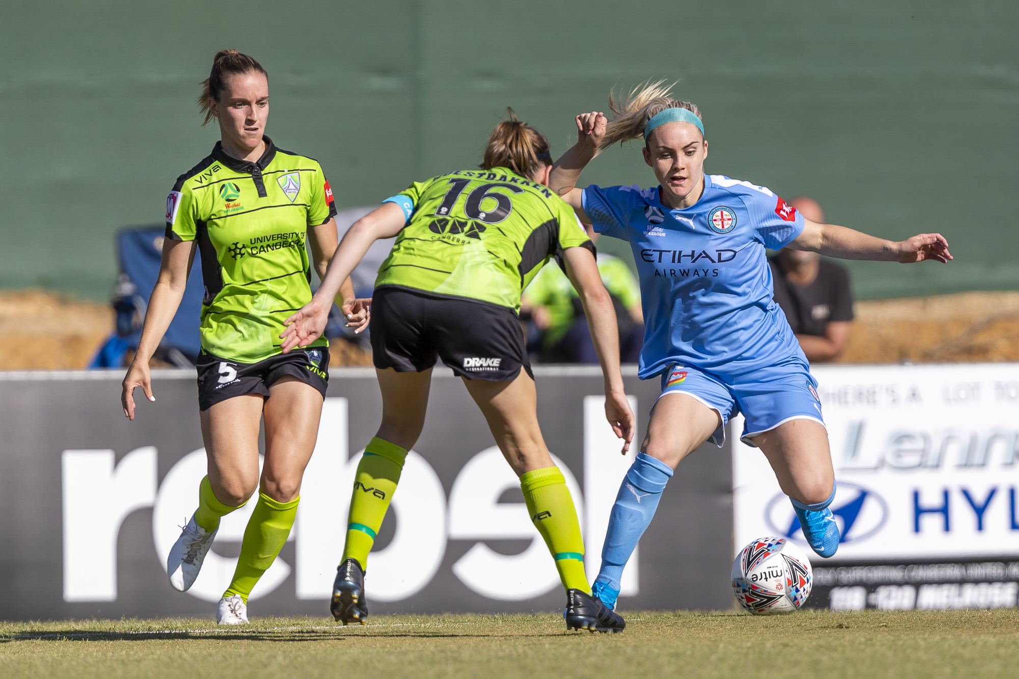 The battle between Ellie Carpenter and Karly Roestbakken is highly anticipated. Photo: Michael Daniel Photography. 